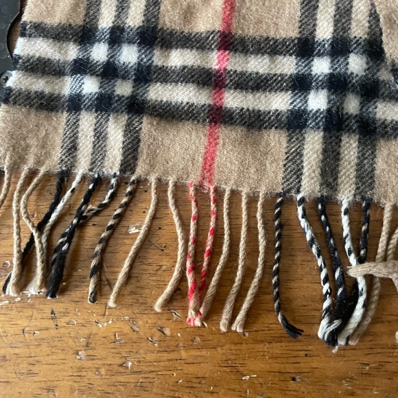 BURBERRYS Burberry’s Of London Fringed SCARF VINTAGE ENGLAND BURBERRY Cashmere - Picture 6 of 6